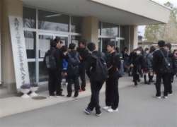 生徒昇降口前にて