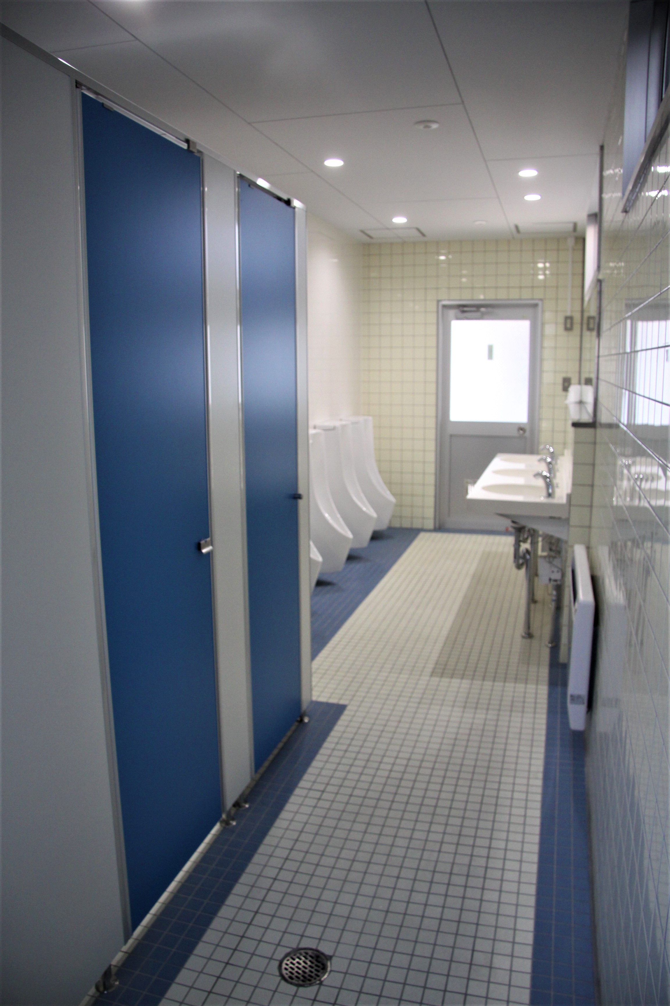本校食堂横の屋外トイレが生まれ変わりました！ 長野県長野工業高等学校
