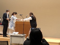 表彰式で優秀賞をいただきました