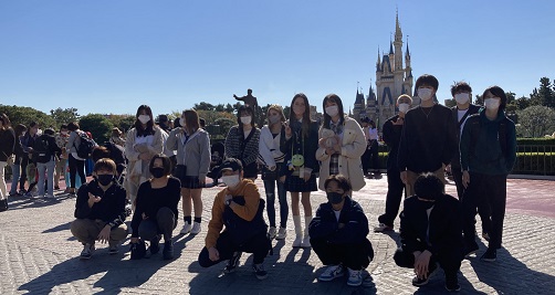 ディズニーランドで一日を過ごしました。