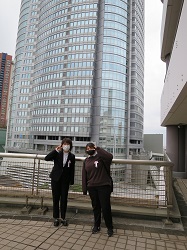 六本木ヒルズを前に記念写真