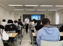 専門学校の先生からの講義を熱心に聞く。