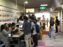 生徒会役員により体育大会の受付が始まる。