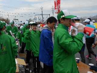 五輪大橋近くでの給水活動