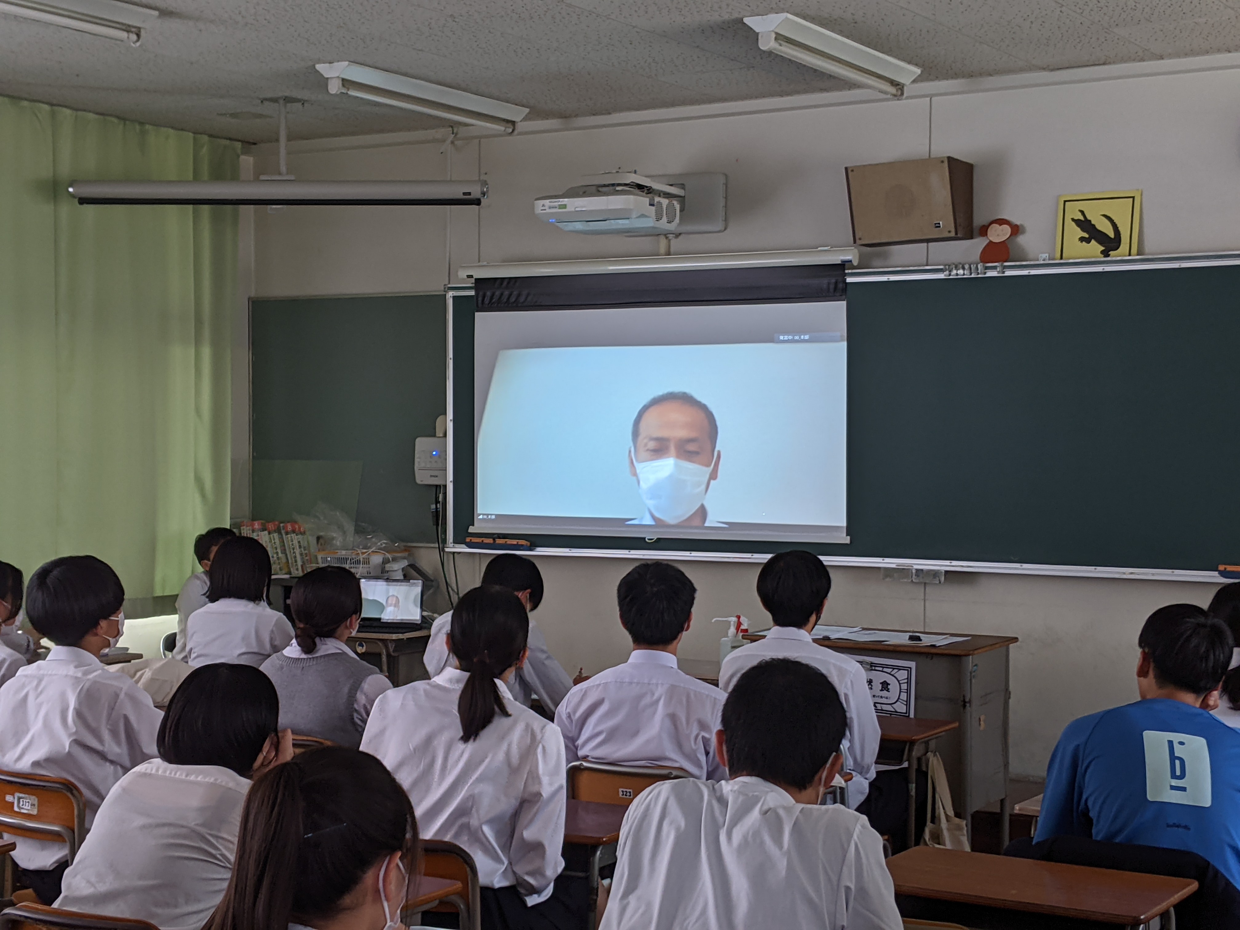 校長先生のお話を聞く様子