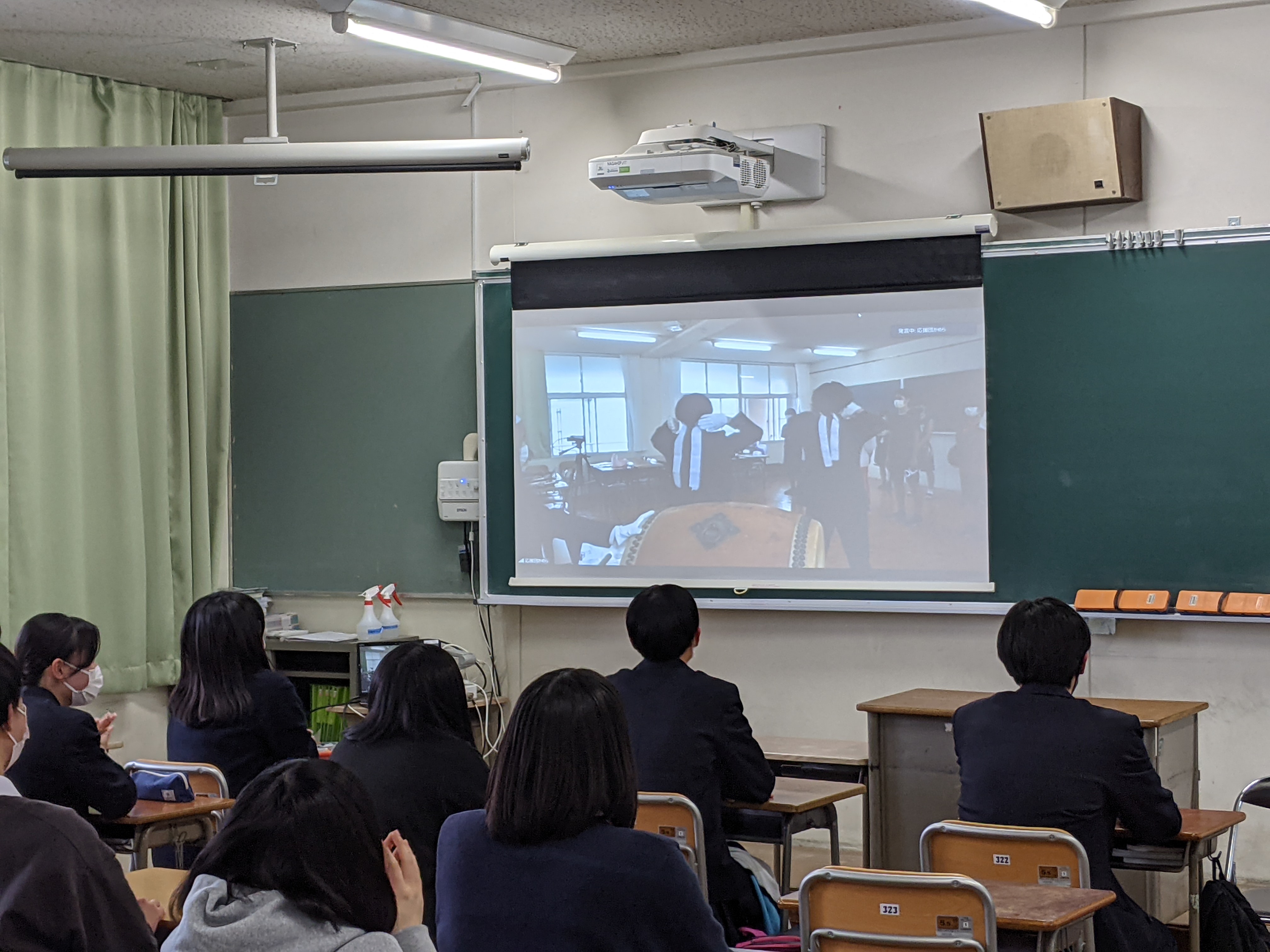 応援委員と共に教室からエールを送る様子