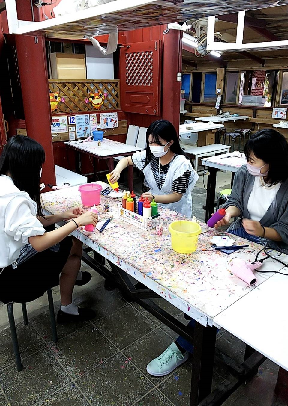 シーサーの色付け体験