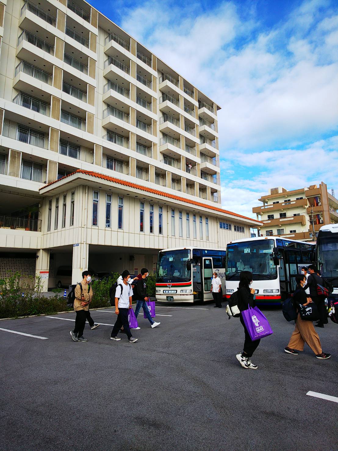 ホテルを出発する様子