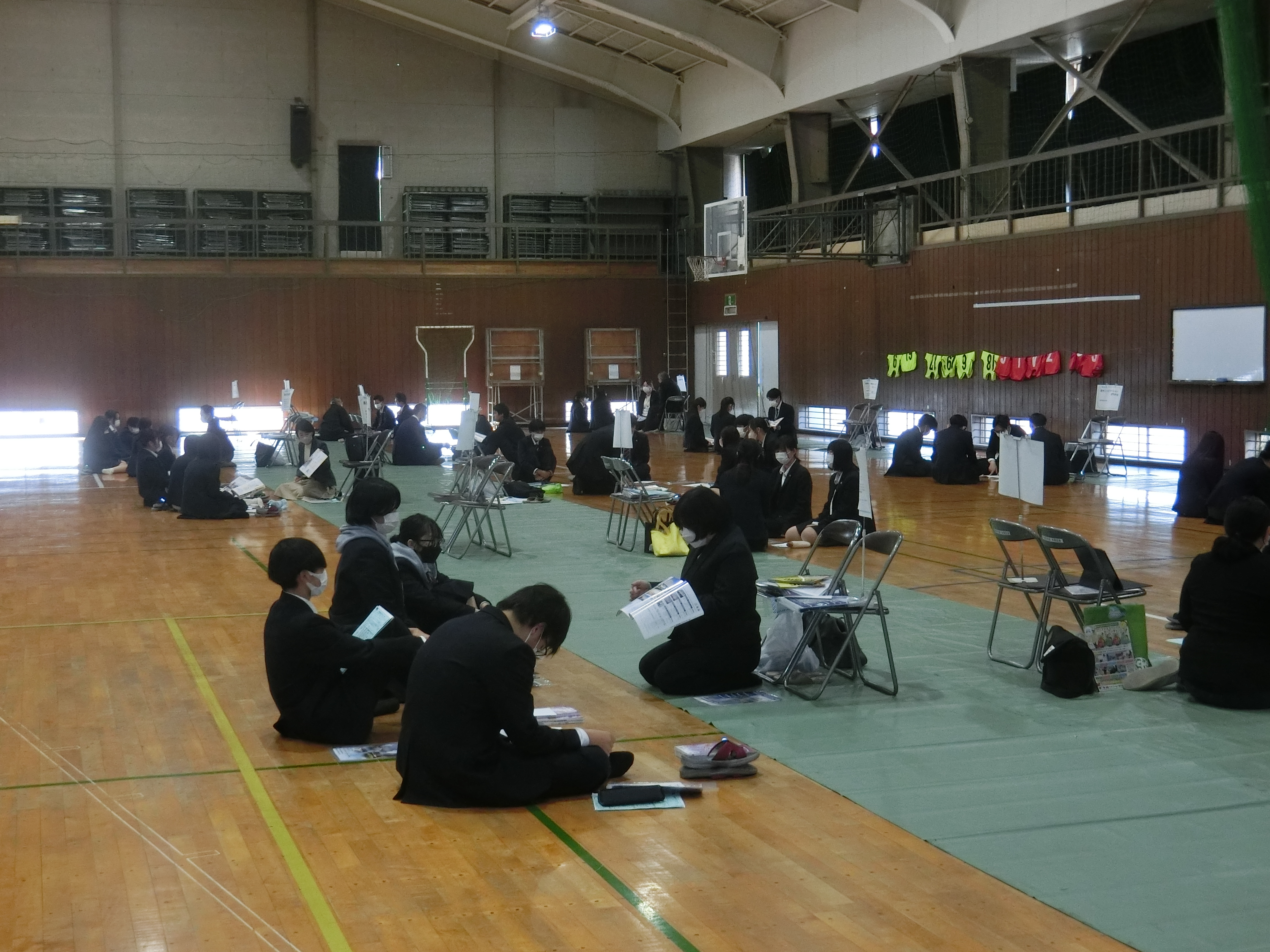 体育館では多くの専門学校のブース