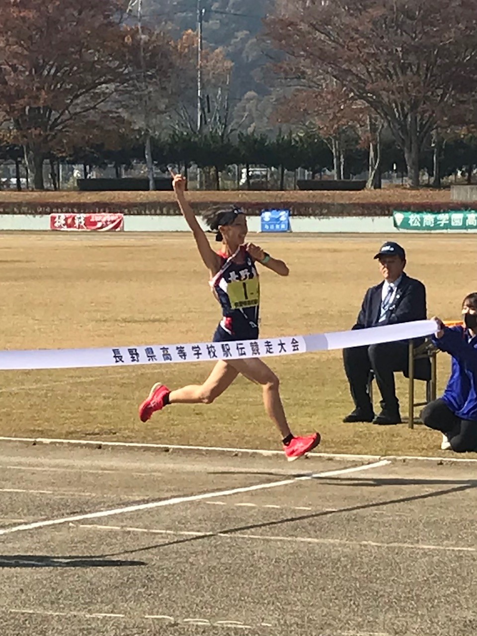 ゴールテープを切る様子