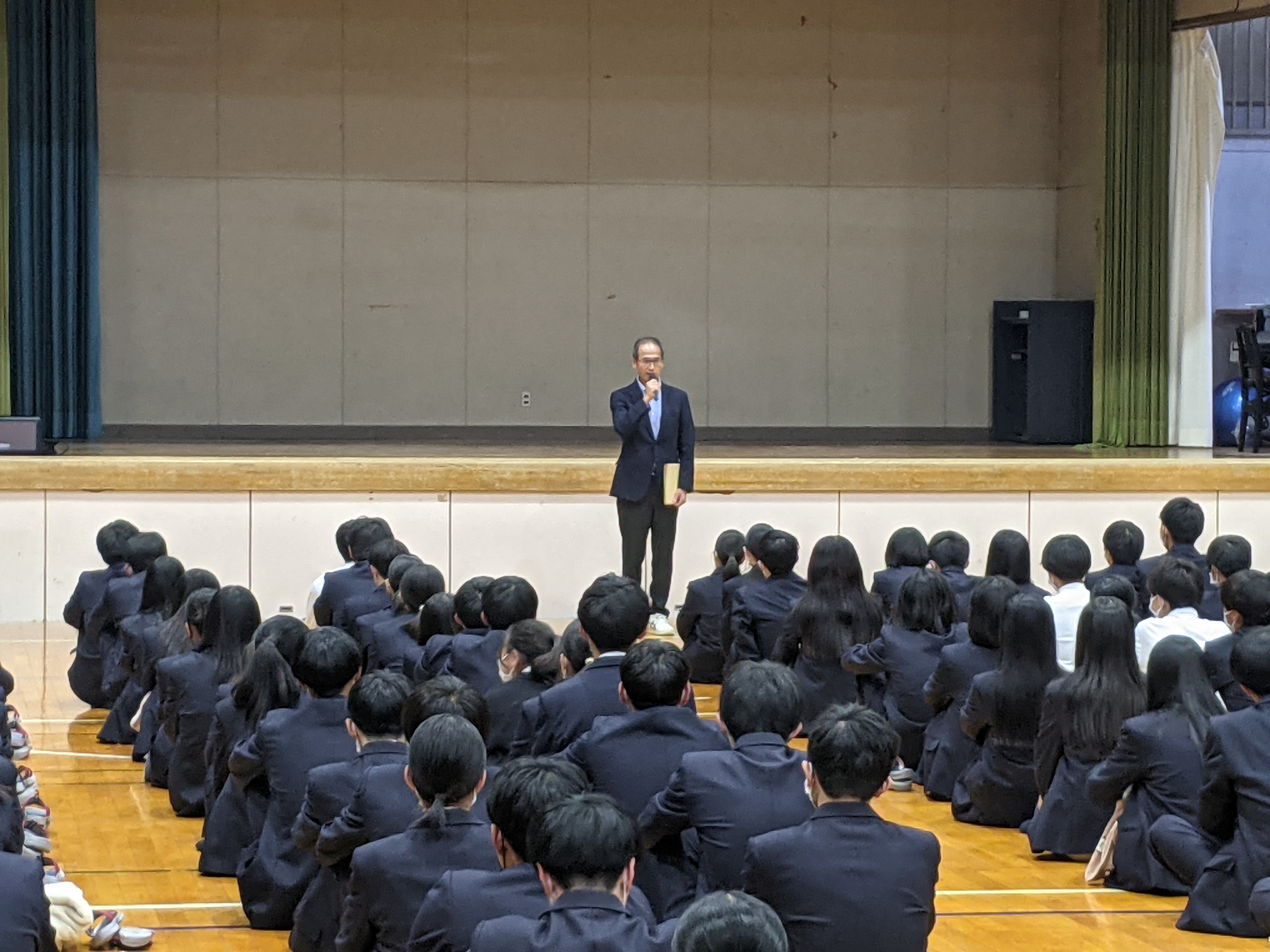 校長先生のお話を聞く様子