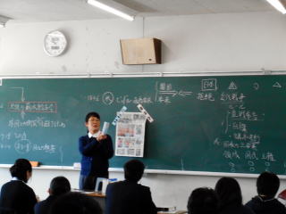 本の紹介をする司書の吉田先生