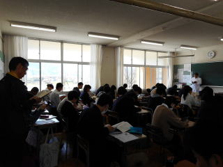 一緒に読書する田中校長