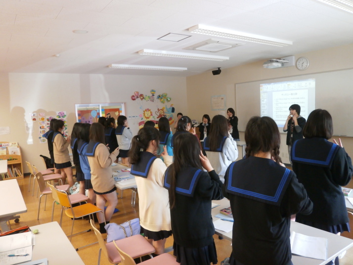 学校の様子 4月 5月 6月 7月 8月 9月 10月 11月 12月 1月 2月 3月 文化祭 100周年記念式典 修学旅行 学校紹介ポスター 高大連携事業 信州豊南短期大学 5月8日 木 に 英語研究 を受講している本校生徒14名が 高大連携事業の一環として信州豊南短期